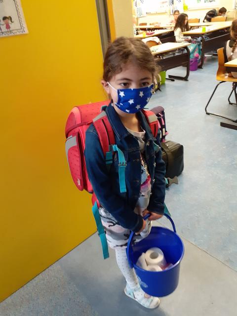 Der Eimer gehört wie der Tornister täglich an den Körper der Bodelschwinghgrundschüler. | Foto: Schule