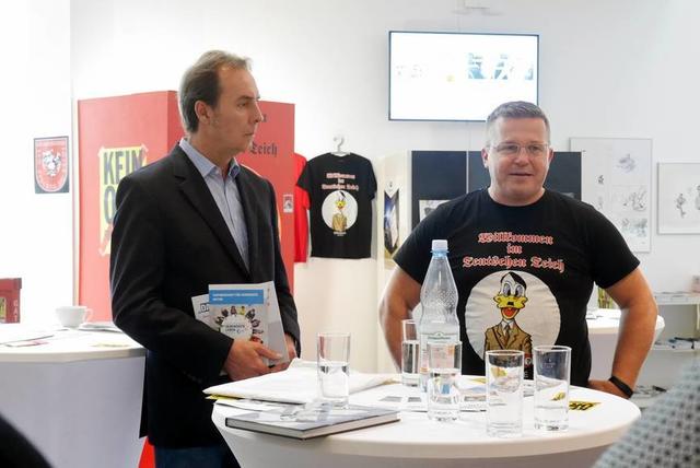 Michael Lüning (l.) mit Autor Nils Oskamp.