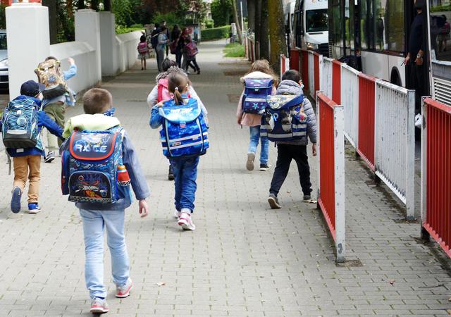 Noch acht mal Schule haben diese Kreuz-Grundschüler vor den Ferien. Bei der Betreuung der Kinder, die mittags nicht nach Hause, sondern in die OGS gehen, helfen auch Lehrer aus.