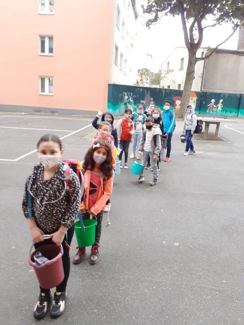 Was machen denn die Bodelschwinghschüler mit den Eimern... | Foto: Schule