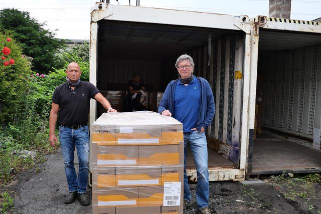 Olaf Watermann (Logistik) und Volker Geißler (Betriebsleitung) von der Dortmunder Tafel nehmen die Waren in den neuen Wechselbrücken entgegen.