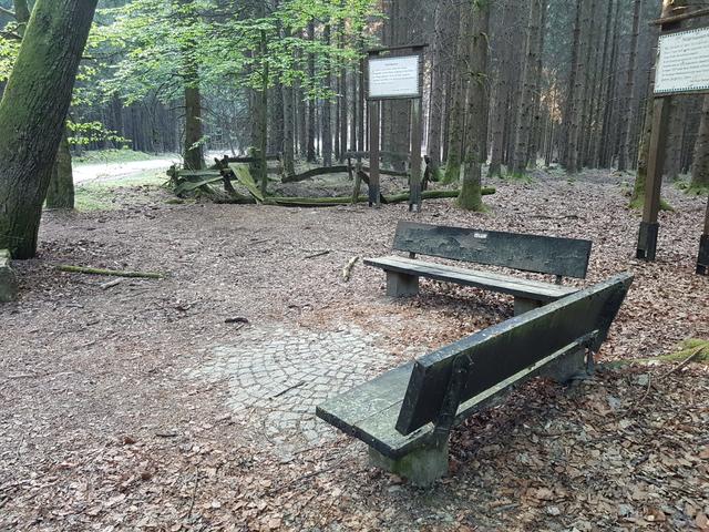 So sahen die Ruhebänke am Hubertuspöstchen auf der Hellefelder Höhe vor der Instandsetzung aus.