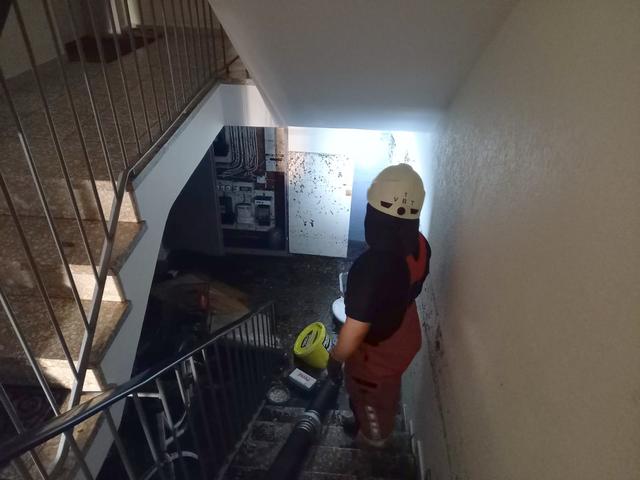Insbesondere standen in dem Hildener Straßenzug, der den Velberter Kräften zugeteilt wurde, mehrere Souterrain-Wohnungen bis zu 1,70 Meter unter Wasse.