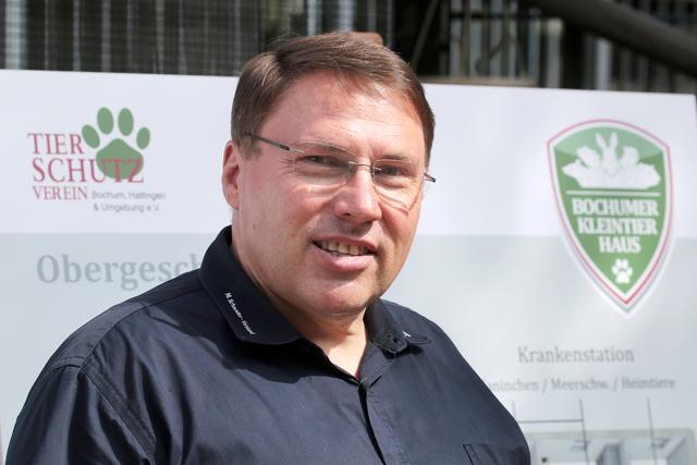 "Als wir vor zwei Jahren mit den ersten Ideen begonnen haben, waren wir bei 100 Quadratmetern - jetzt sind es 540." Michael Schneider, Vorsitzender des Tierschutzvereins, präsentiert die Pläne für das neue Kleintierhaus am Tierheim. | Foto: Molatta