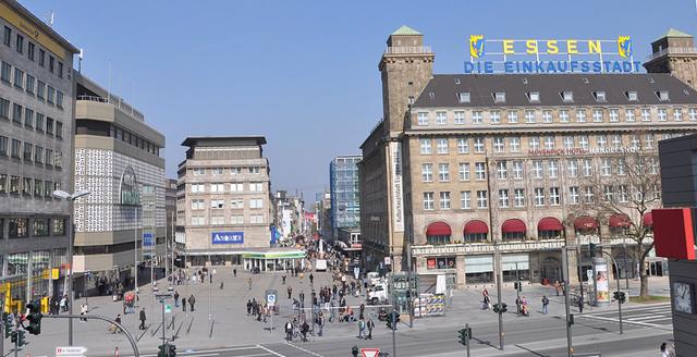"Essen - die Einkaufsstadt" - so steht es auf dem Handelshof. Bald eine Stadt ohne Vollsortiment-Kaufhaus, mit dem Kaufhof-Gebäude (links, im "Kleid" der prägnanten Horten-Kacheln) droht ein übler Leerstand am Tor zur Fußgängerzone. Das Haus in der Mitte wurde gerade erst von Sinn bezogen. Foto: Michael Hoch