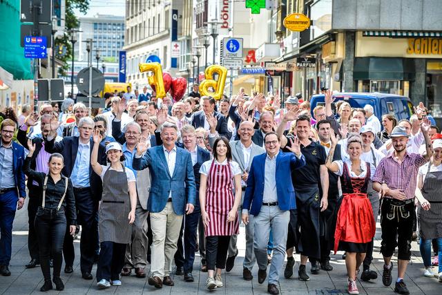 Einmarsch der Gastronomen von "Essen verwöhnt" nebst Oberbürgermeister am 3. Juli 2019. Da war die Gourmetwelt noch in Ordnung.