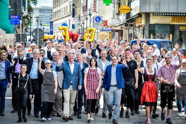 Einmarsch der Gastronomen von "Essen verwöhnt" nebst Oberbürgermeister am 3. Juli 2019. Da war die Gourmetwelt noch in Ordnung. | Foto: Essen geniessen