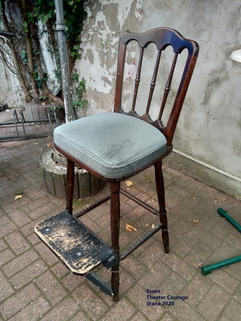 Bitte einzutreten, Platz zu nehmen. .....