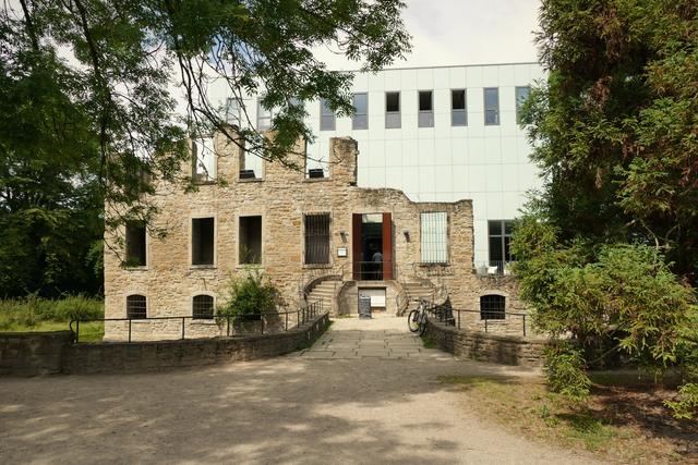 Herrenhausruine mit Kubus