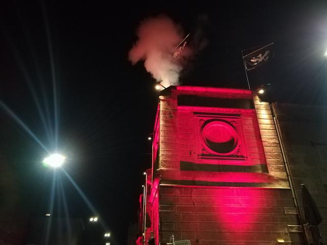 Die Clubszene machte teilweise mit rotem Licht und Nebel auf die missliche Lage der Veranstaltungsbranche aufmerksam.