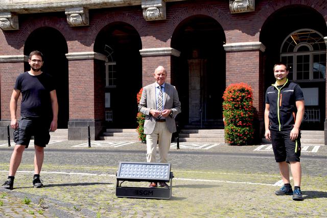 (v. l.) Henrik Quaß (GT-Veranstaltungstechnik e. K.), Oberbürgermeister Bernd Tischler, Niklas Uhlenbrock (Inhaber GT-Veranstaltungstechnik e. K.). Foto: Stadt Bottrop