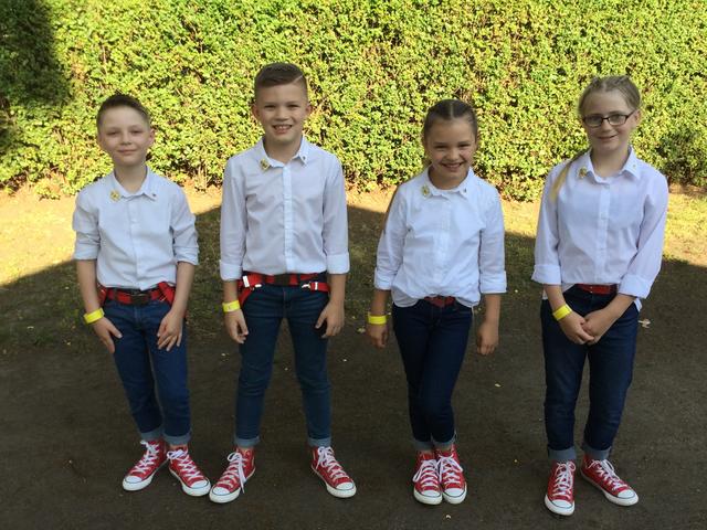 Das Kinderprinzenpaar Phil I. und Lenie I. (Mitte) mit Hofmarschall Luca und Page Kimberly.