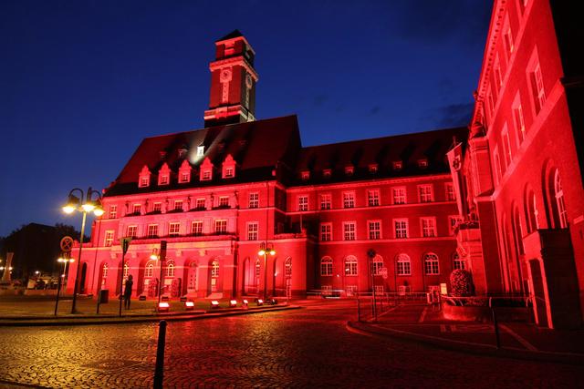 Von 22 bis 1 Uhr erstrahlte das Rathaus vom 22. auf den 23. Juni im roten Licht. Foto: Carsten Wegner