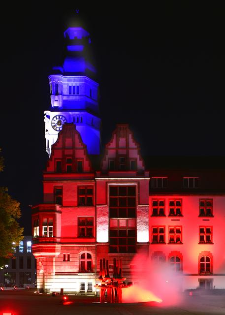Auch das Rathaus war in alarmierendes Rot getaucht. Foto: Braczko