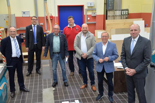 Zur Jury gehörten (V. l.): Marc Büker, Frank Wrobel, Michael Schmeling (Obermeister), Dirk Mombour (Lehrlingswart), Thorsten Rößmann, Jürgen Fischer und Oliver Mebus.