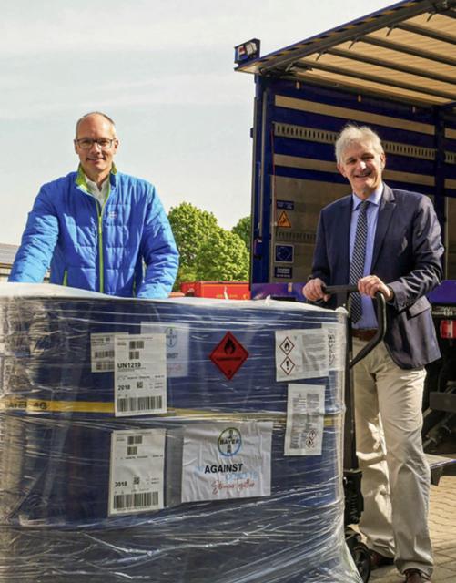 Makiolla dankte im April dem Bayer-Standortleiter Dr. Dieter Heinz (l.) für die großzügige Spende an Desinfektionsmitteln. Foto: Fabiana Regino/Kreis Unna