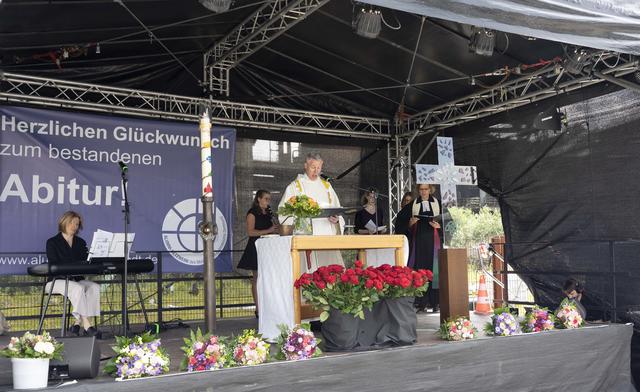 Schulseelsorger Tobias Ebert und Schulpfarrerin Sigrun König gestalteten den Gottesdienst mit den Abiturienten des Mallinckrodt-Gymnasiums
auf der Bühne des Autokinos Phoenix-West in Dortmund.