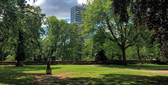 Spee'scher Park mit Mannesmann-Hochhaus
