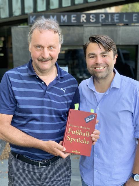 Kult-Trainer Peter Neururer (l.) erhielt als einer der ersten das Sprüchebuch von Ben Redelings.