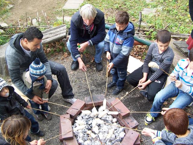 Lagerfeuer am Keuning-Haus: In ganz unterschiedlichen Bereichen und Formaten können sich Kinder und Jugendliche ausprobieren und Neues kennen lernen. Neben einem vielfältigen Programm an Freizeitaktivitäten gibt es lernfördernde Angebote in Form von Projektwochen und Lernferien, in denen das Interesse am Lernstoff geweckt wird.
