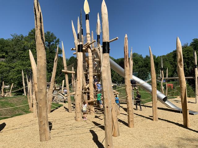 Die Spielgeräte wurden schlicht gehalten, natürliche Rohstoffe wie Robinienholz und Kalkstein dominieren. Zusätzlich deuten teilweise versteckte kleine Malereien auf die Kultur des Neanderthalers hin.