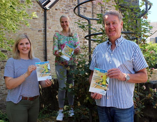 Alina Boldt, Jugendamt Herdecke, Bürgermeisterin Dr. Katja Strauss-Köster und Dieter Joachimi, Beigeordneter der Stadt Herdecke (von links), präsentieren den Ferienfrosch 2020.