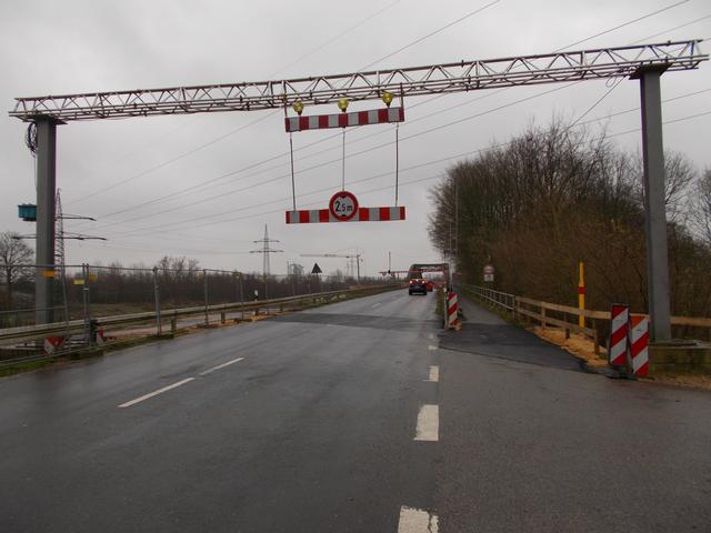 Die Lippebrücke hat für den Verkehr zwischen Dorsten, Marl und Haltern am See eine große Bedeutung: Sie wird durch den Öffentlichen Nahverkehr sowie den Radverkehr intensiv genutzt. Foto: Kramer