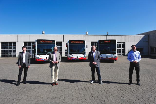 Auf dem Foto sind zu sehen (v. l.): Martin Schmidt (Geschäftsführer Vestische), Bernd Tischler (Oberbürgermeister Stadt Bottrop), Harald Nübel (stellv. Landrat Kreis Recklinghausen), Holger Becker (Prokurist Vestische, verantwortlich für Angebot und Kundenmanagement). Foto: Vestische