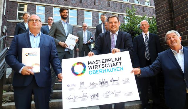 Sie stellten den Masterplan Wirtschaft vor, v.li.: Jörg Bischoff (Kreishandwerksmeister), Frank Lichtenheld (Geschäftsführer OWT), Thomas Schicktanz (DGB), Dezernent Ralf Güldenzopf, Thomas Gäng (Vorstand Stadtsparkasse), Görge Deerberg (Fraunhofer Umsicht), Sven Lohberg (Arbeitsagentur Oberhausen), Oberbürgermeister Daniel Schranz, Heinz-Jürgen Hacks (IHK Essen) sowie Wolfgang Schmitz (Hauptgeschäftsführer Unternehmerverband. (Foto: Stadt Oberhausen)