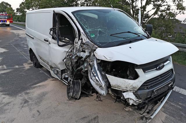 Der Transporter war nicht mehr fahrbereit und musste abgeschleppt werden. Foto: Bludau