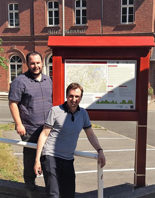 Benjamin Brenk und Richard Röhrhoff vor der Übersichtstafel am Kettwiger S-Bahnhof.
Foto: Henschke