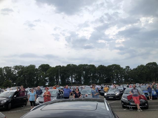 Niemand bleibt in seinem Auto | Foto: Umbehaue