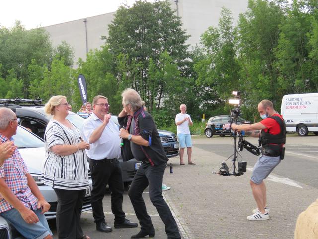 Höhner Henning Krautmacher  Abklatschen mit Abstand | Foto: Umbehaue