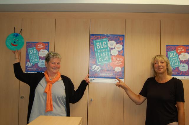 Das Bibliotheks-Team in Styrum: Hier (v.l.) Dagmar Schauenburg und Petra Doddek mit dem Kopf der Leseraupe, die im Rahmen des Sommerleseclubs entstehen soll.