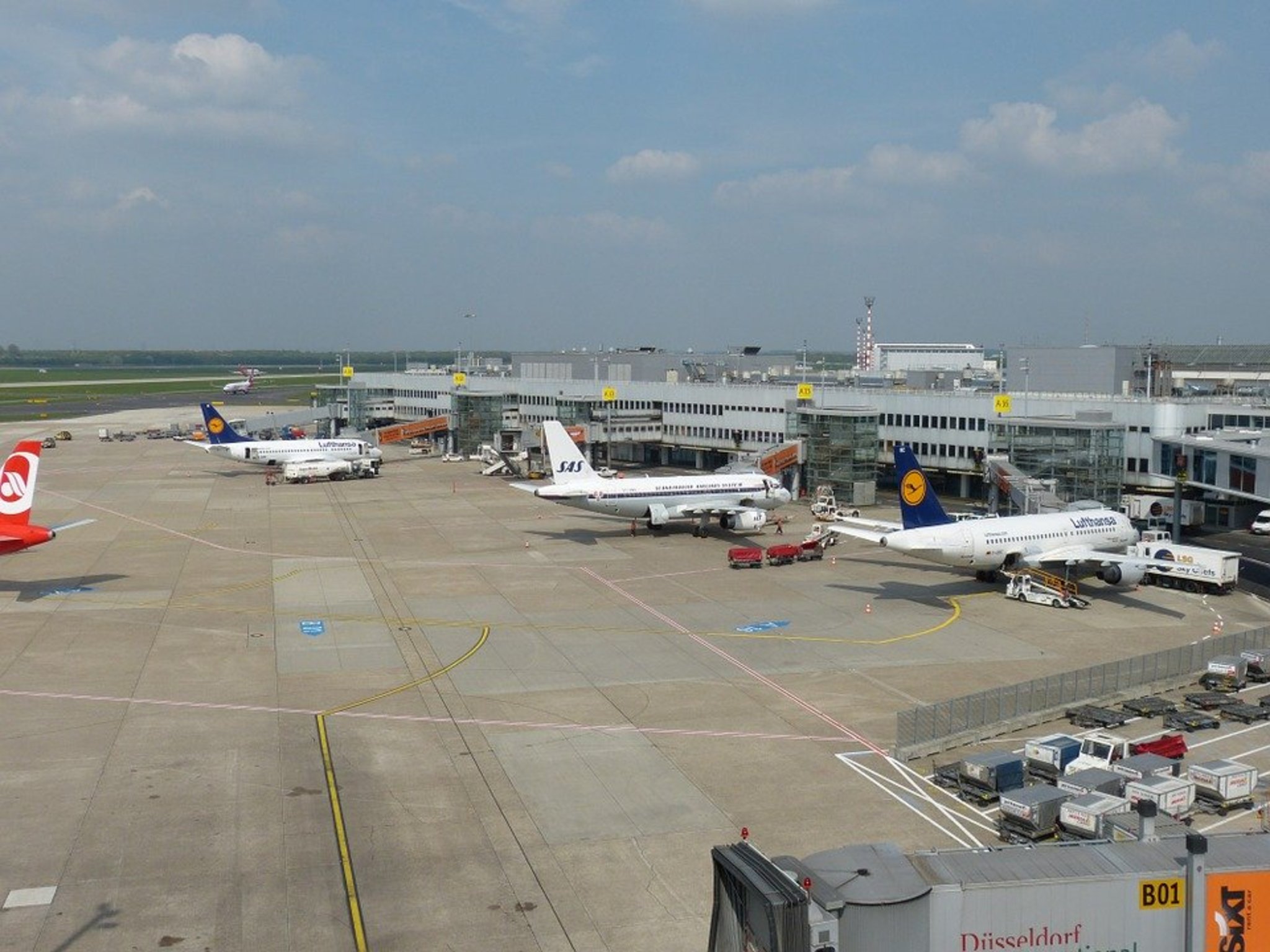 Dusseldorf Mit Dem Bus Uber Das Vorfeld Sommerferienprogramm Fur Familien Am Dusseldorfer Airport Dusseldorf