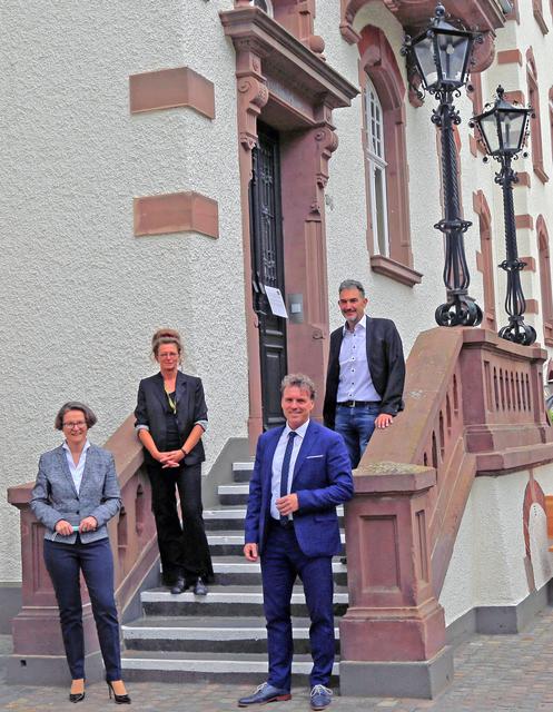 Die zweite Station: Ministerin Ina Scharrenbach informierte sich bei Museumsleiterin Diana Finkele, Bürgermeister Christoph Fleischhauer und dem Technischen Beigeordneten Thorsten Kamp (v. l.) über das Förderprojekt „Altes Landratsamt“.