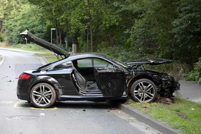 Der Audi prallte gegen mehrere Bäume und wurde schwer beschädigt.