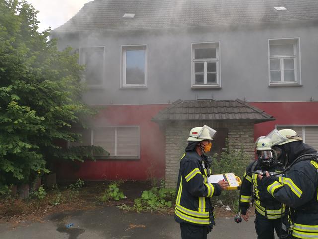 Am Montagabend, 29. Juni, wurde der Löschzug Arnsberg per Sirene zu einem Gebäudebrand in die Hüstener Straße alarmiert.