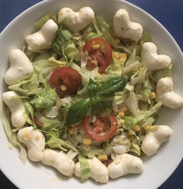 Knackiger Salat mit
Mozarella-Herzen ♥♥♥