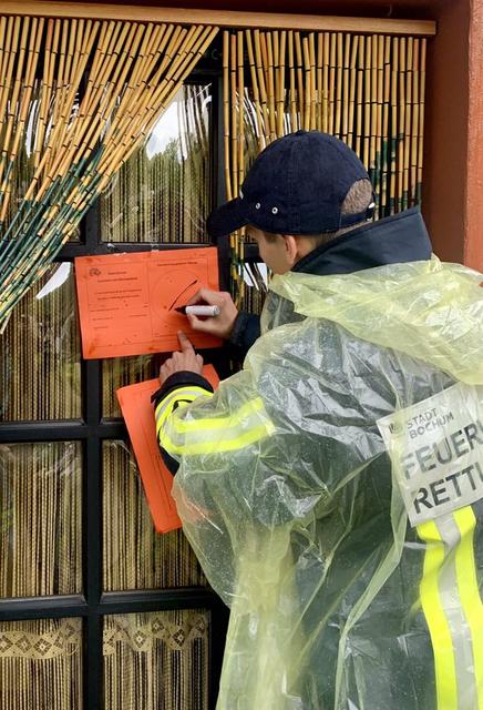 Die Evakuierung in Wattenscheid läuft auf Hochtouren. Die Einsatzkräfte gehen von Haus zu Haus und informieren die Anwohner. | Foto: Feuerwehr bochum