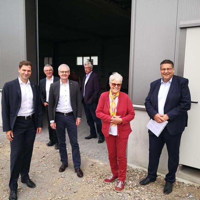 Stadtwerke-Chef Marc Bunse und sein Marketingleiter Frank Schlosser gratulierten ebenso zum fertiggestellten Rohbau wie Bürgermeister Klaus Pesch, der im Hintergrund zwischen den beiden zu sehen ist.