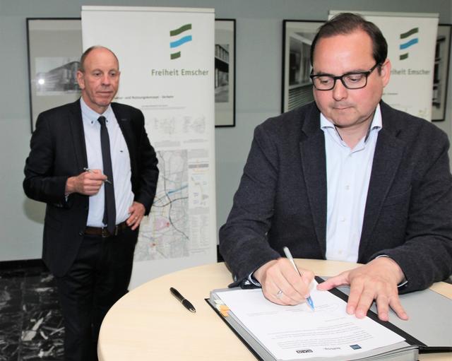 Die Oberbürgermeister von Essen und Bottrop unterzeichnet die Kooperationsvereinbarung zum Projekt "Freiheit Emscher". Foto: Stephan Conrad, RAG Montan Immobilien GmbH