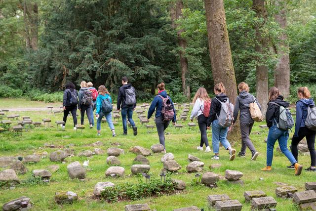 Um das Thema Zwangsarbeit ging es am russischen Gräberfeld auf dem Waldfriedhof. Fotos: Bischöfliche Pressestelle/Ann-Christin Ladermann