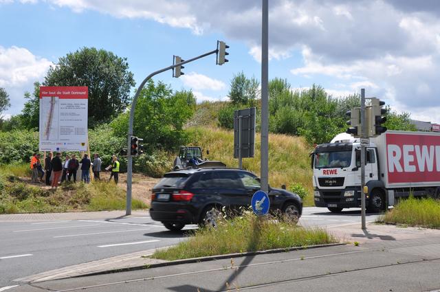 Eine erste Maßnahme nach Baustart war die Errichtung einer provisorischen LKW-Zufahrt zu Rewe. Sie entstand östlich der bisherigen, nahe der Kreuzung Hellweg/ Asselner Straße. So wird eine Vielzahl von Lastern aus der Baustelle herausgehalten. | Foto: Stadtanzeiger Dortmund, Käfer