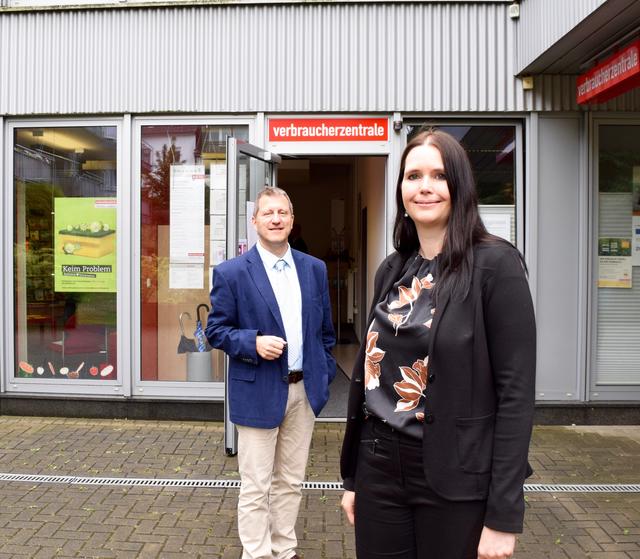 Sabine Klischat-Tilly ist die neue Beraterin der Verbraucherzentrale. Darüber freut sich Andreas Adelberger, Leiter der Velberter Beratungsstelle.