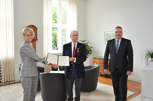 Bei der Verleihung des Bundesverdienstkreuzes an Dr. Horstfried Masthoff: v.l. Regierungspräsidentin Dorothee Feller, Dr. Horstfried Masthoff und Bürgermeister Bodo Klimpel. Foto: Bezirksregierung Münster