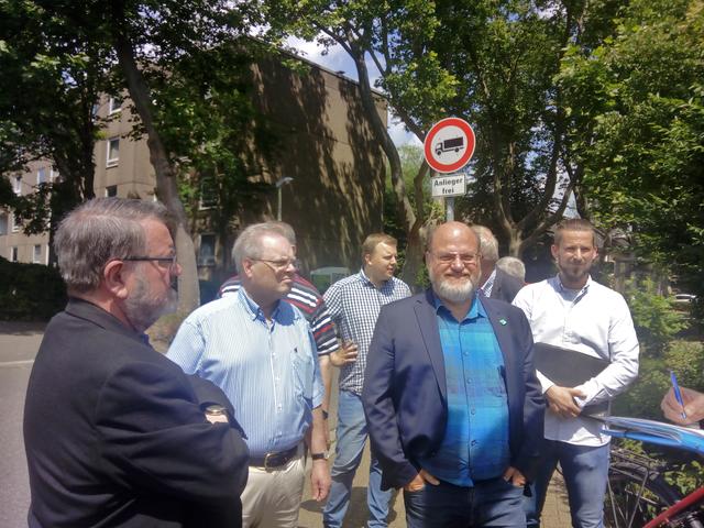 Ortstermin an der Gladbecker Strasse in Altenessen. Ernst Potthoff, e. v. l verkehrspolitischer Sprecher der Ratsfraktion der Grünen:
„Tempo 30 ist ein wirksames Mittel gegen Schadstoffe und Lärm. Dies zeigt das Pilotvorhaben an der Alfredstraße. Damit wird bestätigt, was das Umweltbundesamt seit langem propagiert: Tempo 30 an Hauptverkehrsstraßen sorgt für eine höhere Verkehrssicherheit, besseren Lärmschutz sowie mehr Luftreinhaltung."