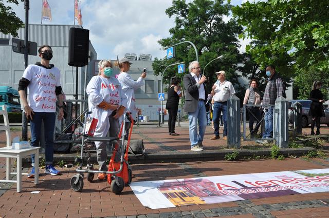Karlheinz Endruschat vom SLB hatte die Versammlung angemeldet. Aufgrund der erwartet hohen Teilnehmerzahl war man auf den Marktplatz ausgewichen. | Foto: cHER