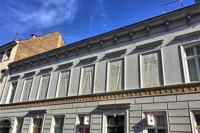 Heinrich-Heine-Institut mit Fahnen mit Zeilen aus Heines Gedicht "Loreley".