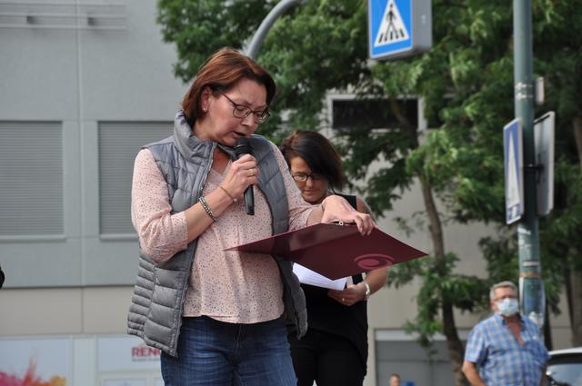 Anja Lotz verlas einen der anonymen Mitarbeiterbriefe | Foto: cHER